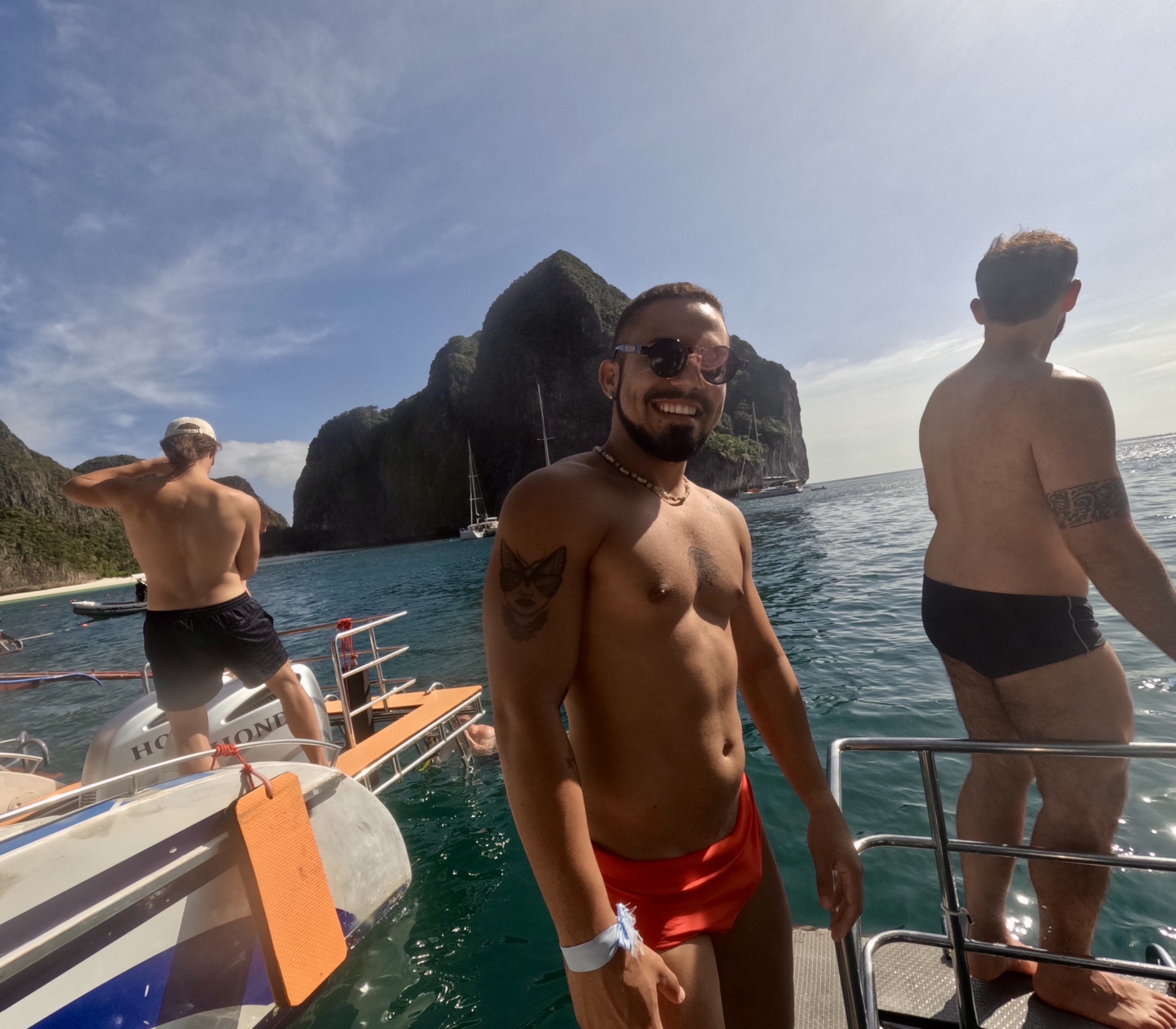 Snorkeling and boat guide at Koh Phi Phi